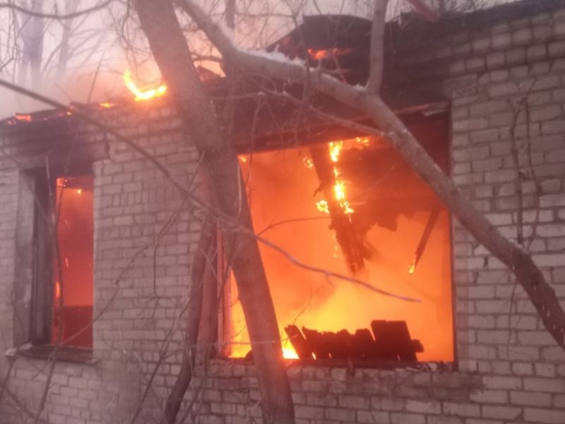 Пламя охватило 100 кв. метров никому не нужного здания, его спасали 10 человек