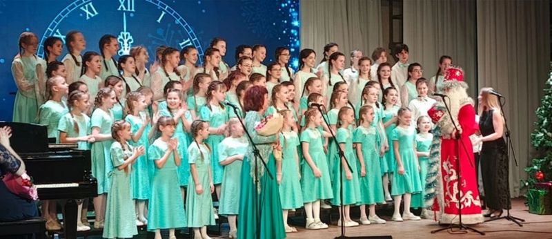 Руководитель хора из Сызрани во время дирижирования посылала детям поцелуи