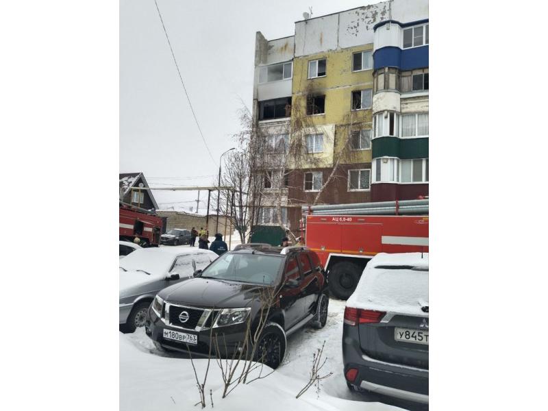 На фото - обуглившаяся квартира, в которой днем погибла женщина
