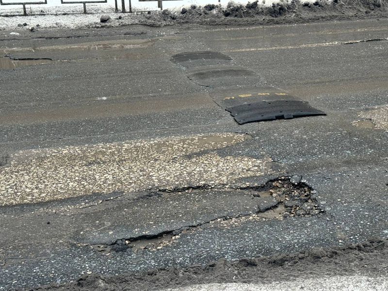 Из щебенки торчат болты, но между ямами пока еще можно пробраться: «новая» дорога в Сызрани долго не протянет