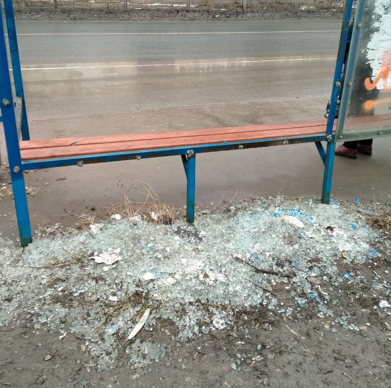 В Сызрани вандалы раскрошили стенку остановочного павильона - теперь его ждет ремонт