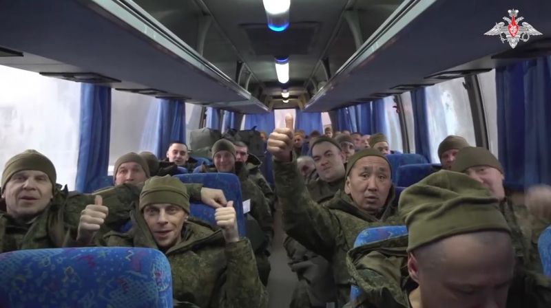 Сто пятьдесят освобожденных из плена бойцов ждут возвращения в Россию. Видео