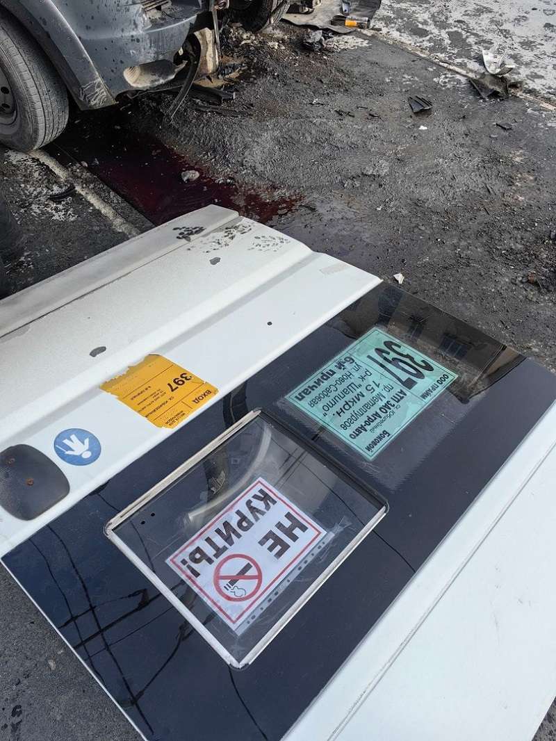 В Самаре маршрутка с пассажирами на полной скорости врезалась в столб, пострадавших доставали спасатели