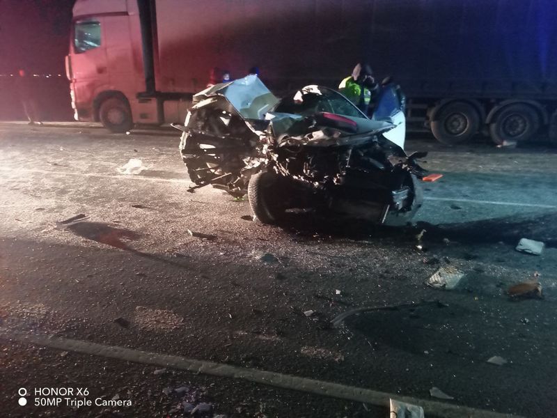 Два пассажира погибли в легковушке, врезавшейся в стоявшую на трассе фуру