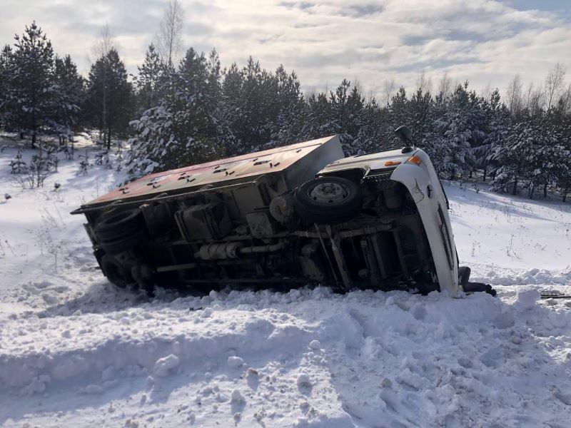 В Шигонском районе в снежный кювет улетел фургон Hyundai