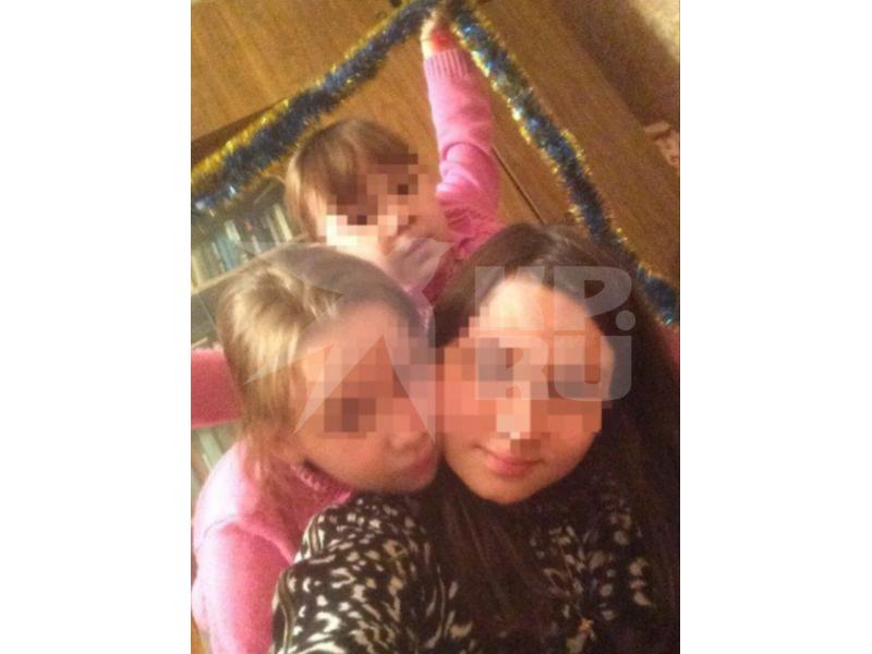Девушка наказывала родных сестер за непослушание утюгом