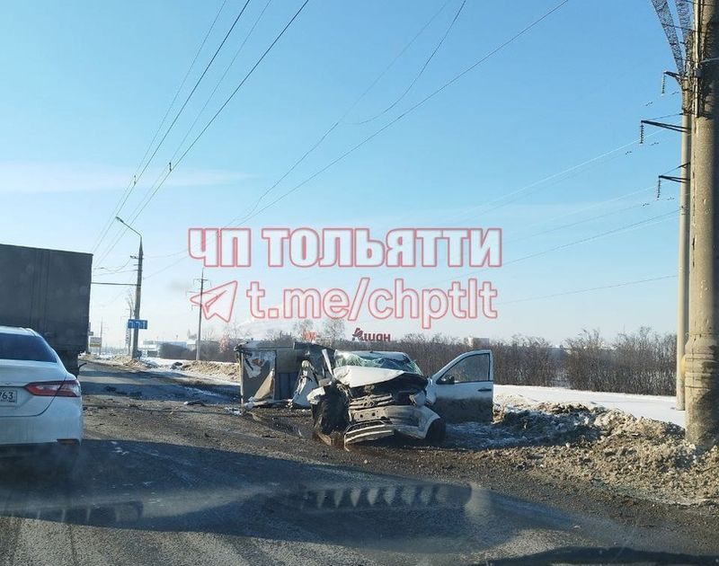 От удара о КАМАЗ, а затем - о столб Granta разорвало пополам. Момент удара снят на видео