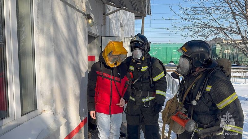 В Сызрани пожарные вывели человека из здания вокзала в маске