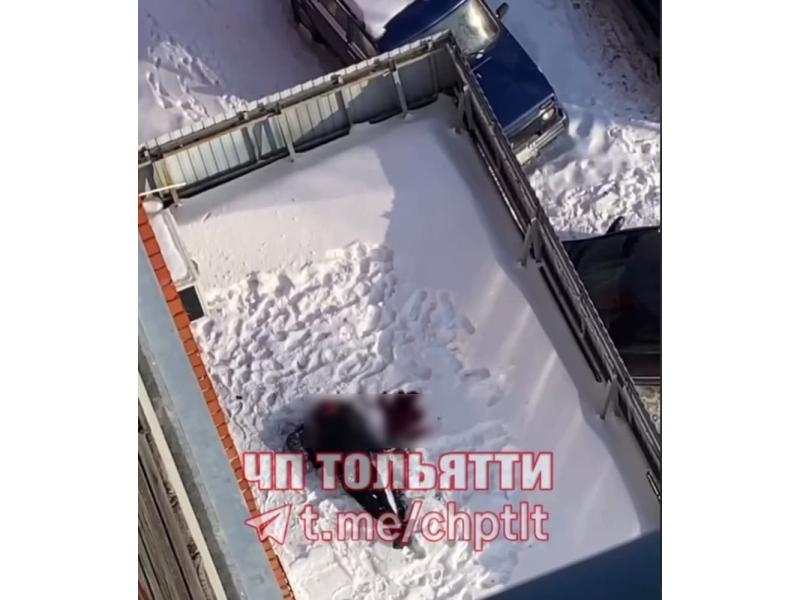 Очевидцы заметили неподвижное тело выпавшего из окна мужчины и вызвали полицию