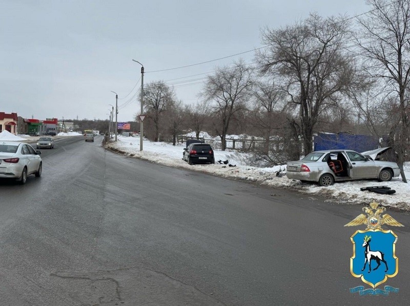 Три человека пострадали в дорожной аварии у завода лимонада в Сызрани