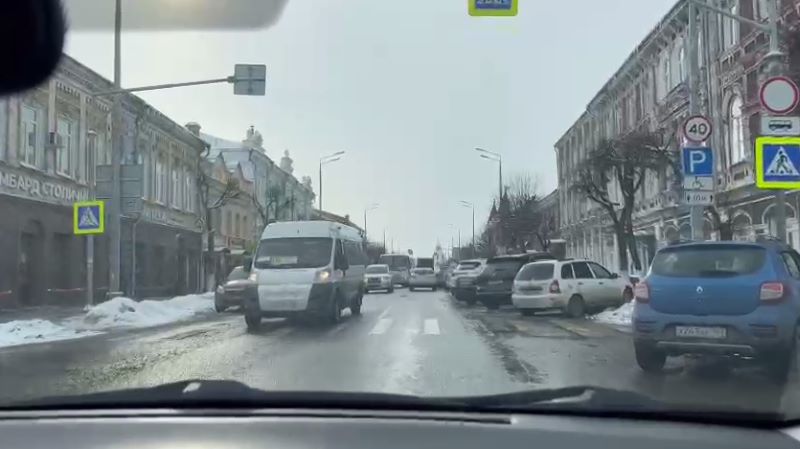Хаос на улице Советской заставляет водителей осознанно нарушать дорожные правила. Видео