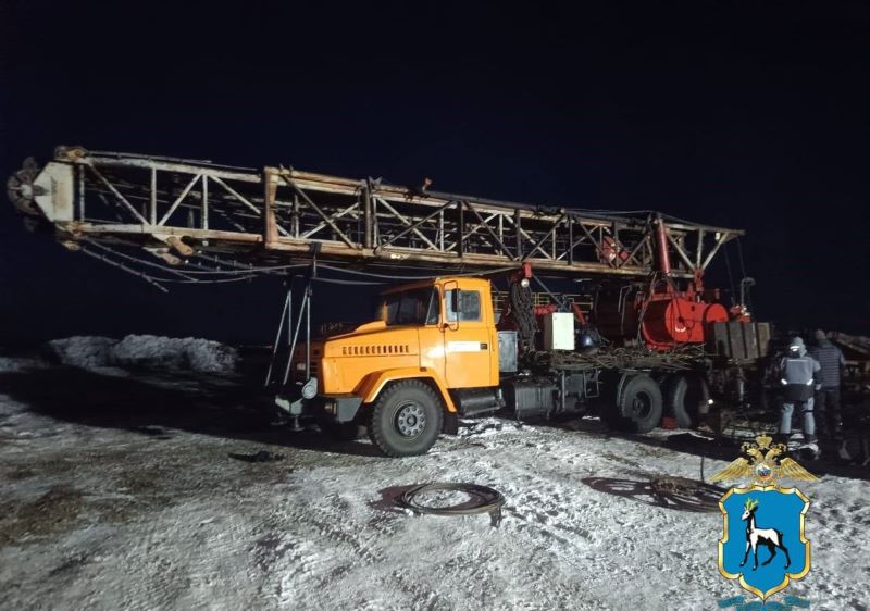 Водитель КРАЗа дал задний ход и наехал на молодого мужчину