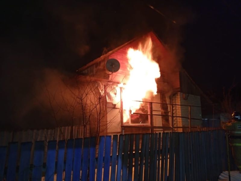 Рано утром в Октябрьске горел частный жилой дом