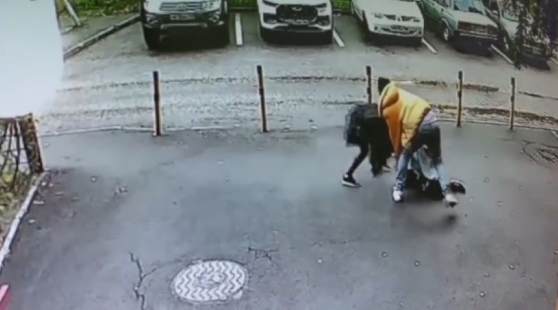 Пьяный «неадекват» устроил танцы на капоте машины и избил двух женщин
