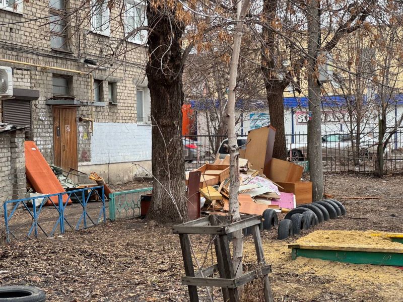 В Сызрани жильцы дома распрощались с мебелью на итальянский манер, но соседи не оценили