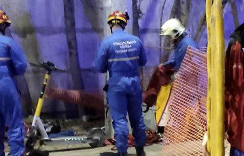 Мужчина на самокате рухнул в глубокую яму и застрял в «ловушке»