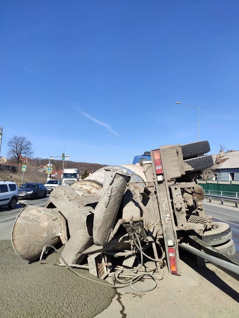 На оживленной трассе под Самарой временно ограничено движение - после ДТП дорогу залило свежим бетоном
