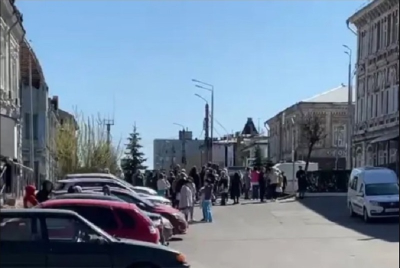 В Сызрани эвакуировали посетителей поликлиники в центре города - люди не  поняли, что происходит
