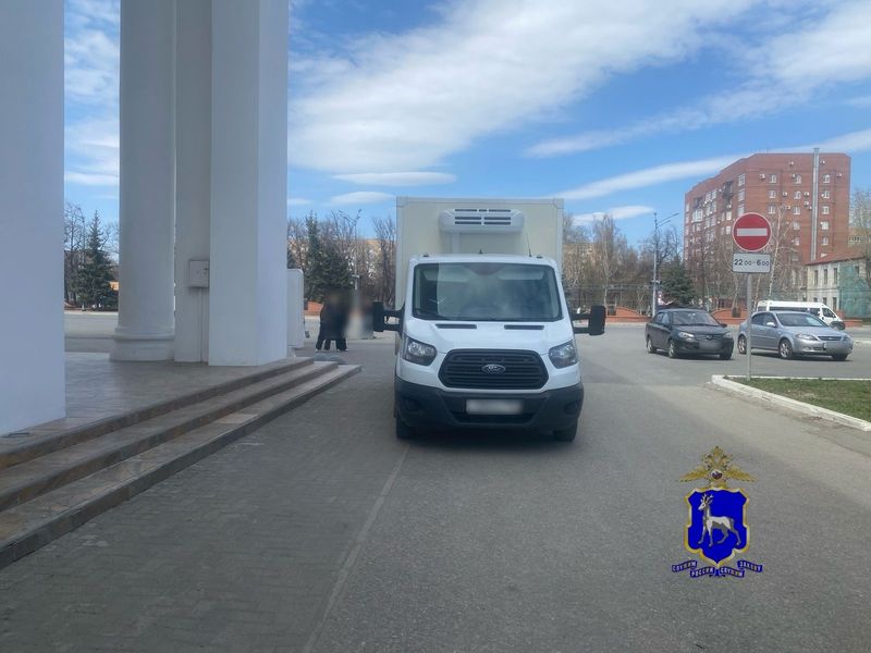 Невнимательный водитель фургона начал маневрировать перед сызранским театром и сбил женщину