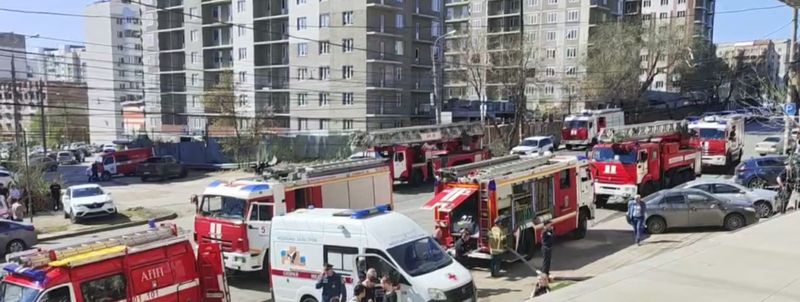Очевидцы сообщают о взрыве в загоревшейся гостинице: есть пострадавший