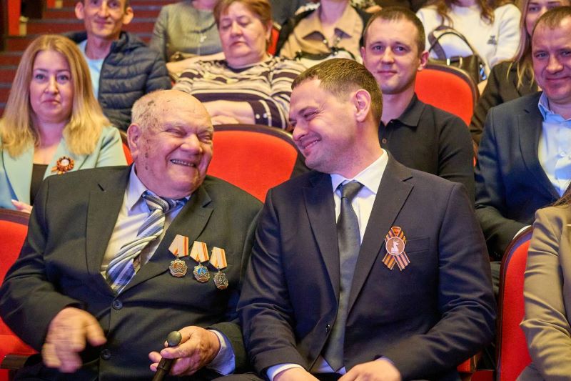 Глава Сызрани вручил подарок от губернатора региона уникальному строителю страны Андрею Кондратьеву