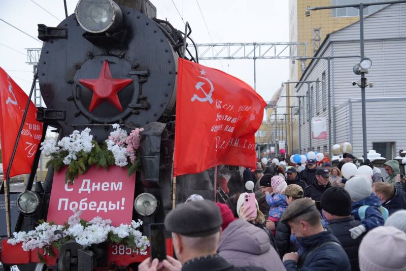 Тысячи сердец и один «Паровоз Победы»: жители регионов встречают ретро-состав Куйбышевской Ж/Д