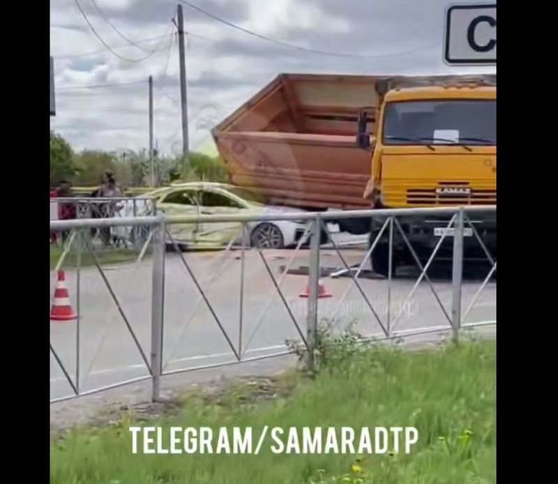 «Водителя откачивали сотрудники скорой»: кузов грузовика придавил влетевшую в него иномарку