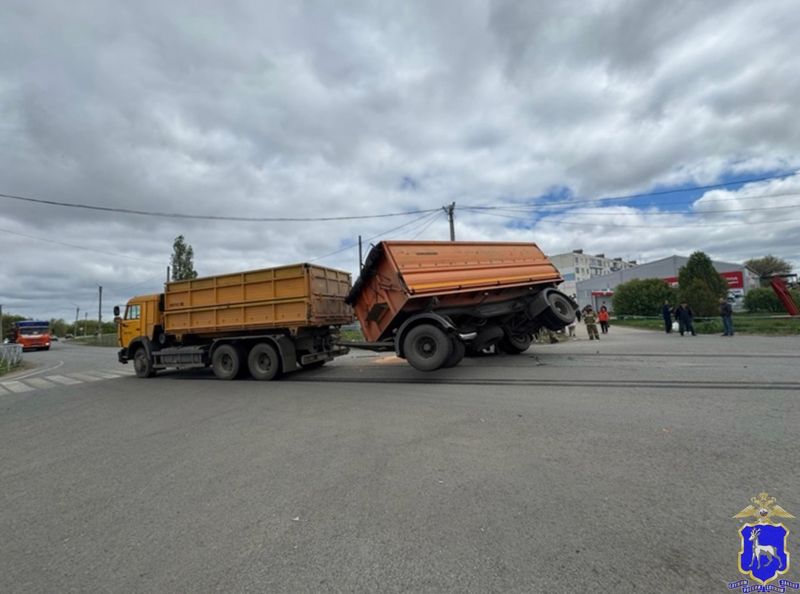 Пассажирку придавленной кузовом грузовика иномарки откачивали врачи