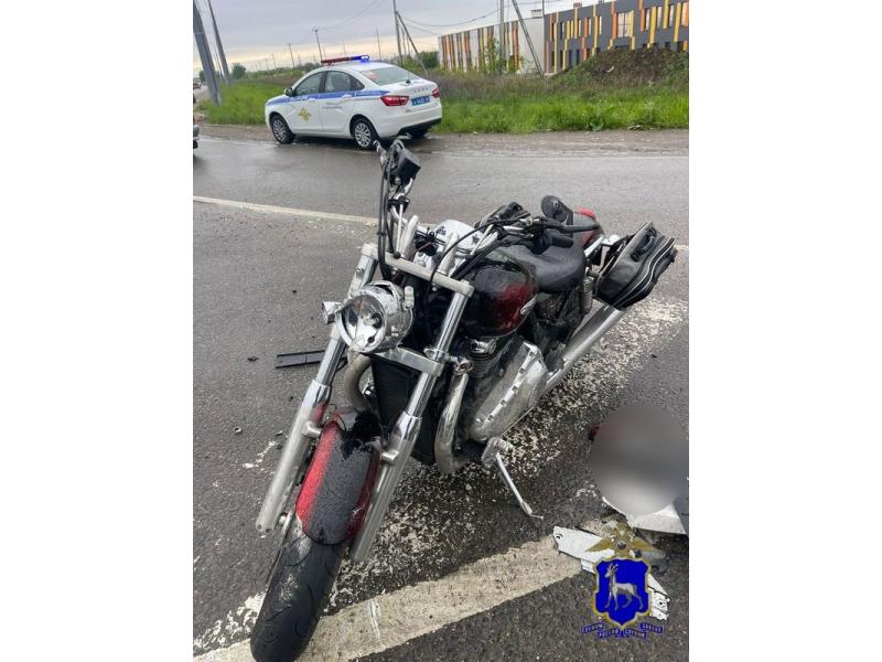 Байкер сгреб две иномарки своим Harley-Davidson