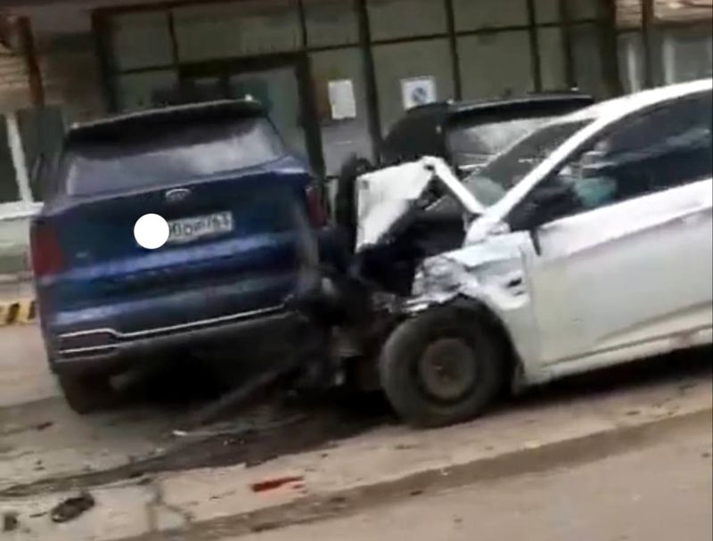 «Жесть как она летела»: мчавшийся на припаркованные авто Solaris случайно снял очевидец жесткого ДТП в Сызрани