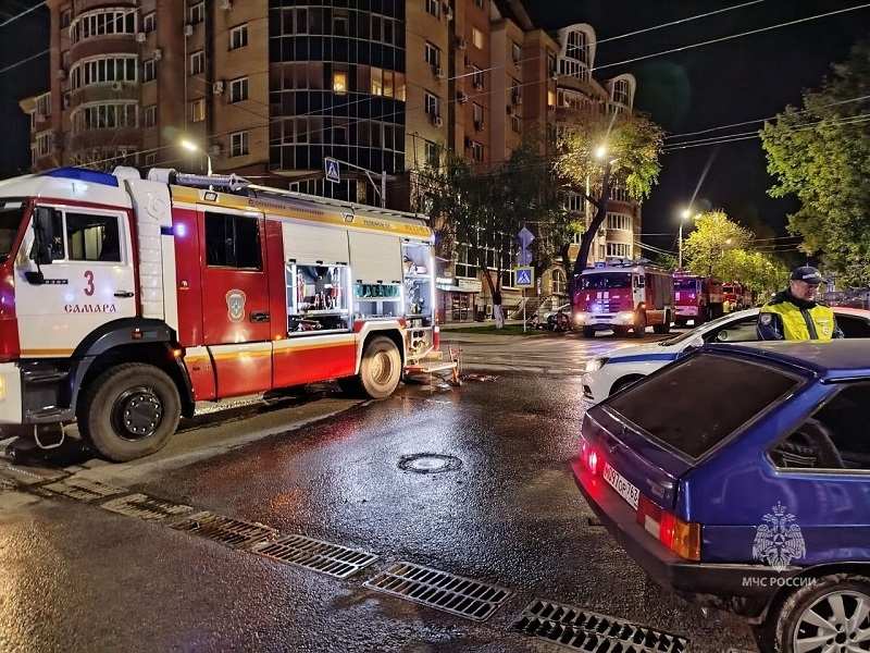 Ночное ЧП - 16 человек спасены при пожаре из многоэтажки в центре Самары