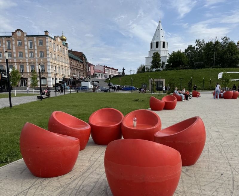 В Сызрань временно пришло тепло: на набережной у Кремля выставили кресла-помидорки