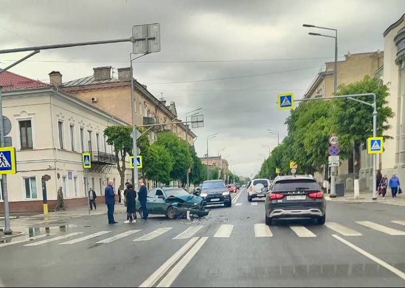 Иномарка и отечественное авто «нашли друг друга» у ЗАГСа Сызрани