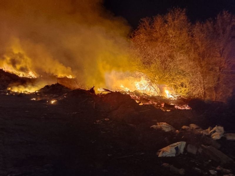 Всю ночь пожарные боролись с огнем в Октябрьске