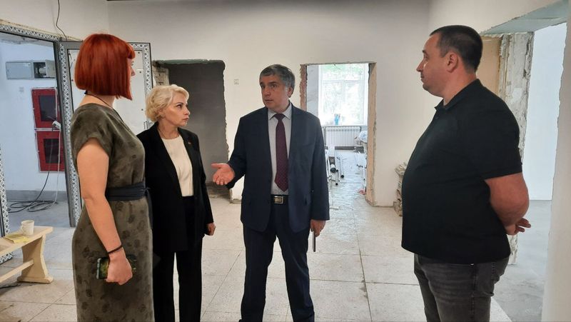 Министр Акопьян проверил ход ремонта старой школы Сызрани стоимостью более 51 млн рублей