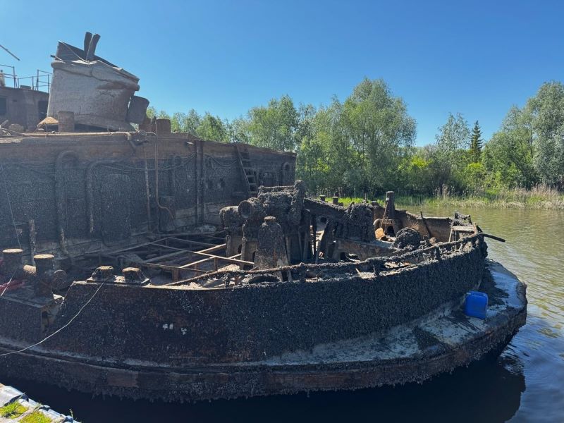 Затонувший 14 лет назад теплоход «Пожва» подняли со дна Куйбышевского водохранилища