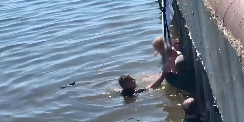 Не у нас: коляска с малышом упала в реку