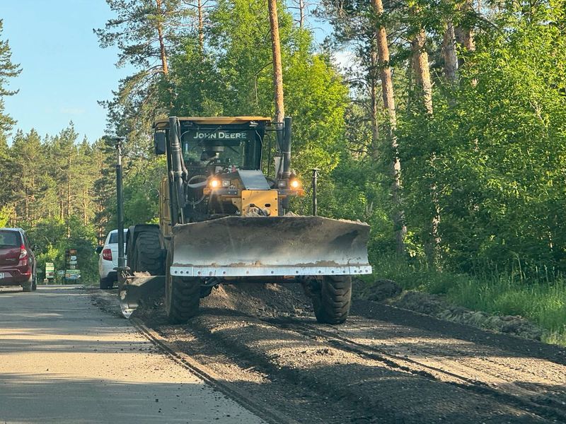 Дорожная техника буквально на глазах меняет дорогу в Муранке
