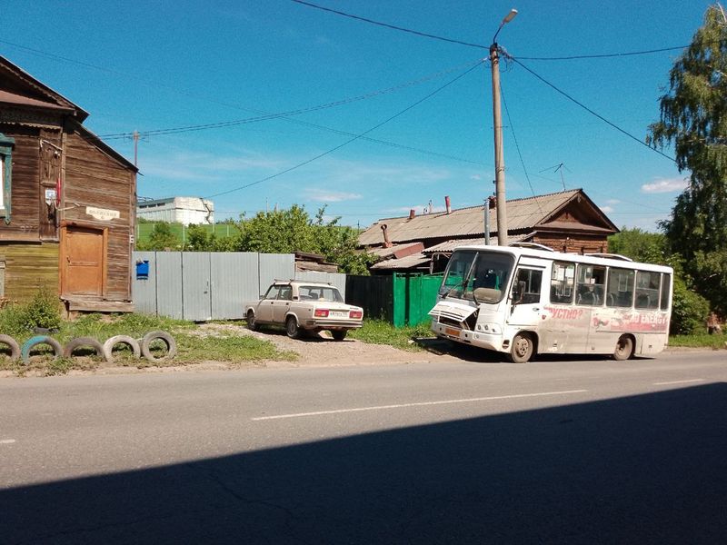 Муниципальный автобус «загорал» неподалеку от городского пляжа, когда его ждали на линии
