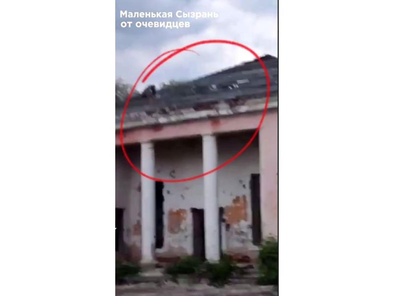 «Вы нормальные, нет? Вы куда залезли?» На видео - дети на ветхой крыше кинотеатра-заброшки