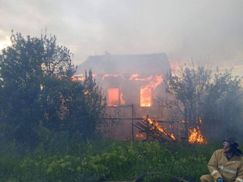 В Октябрьске тушат пожар в частном доме