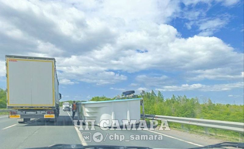 На трассе М-5 в районе Переволок водители встали в пробку из-за рухнувшего бассейна