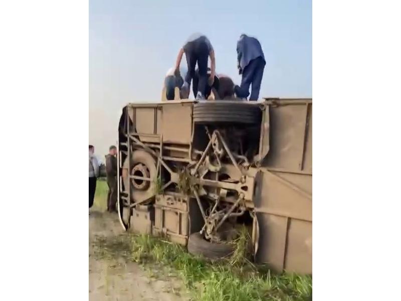 На трассе в Самарской области в кювет сошел автобус с людьми