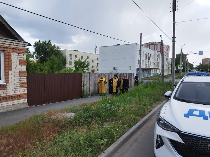 Епископ Антоний освятил дороги Сызрани и их аварийные участки