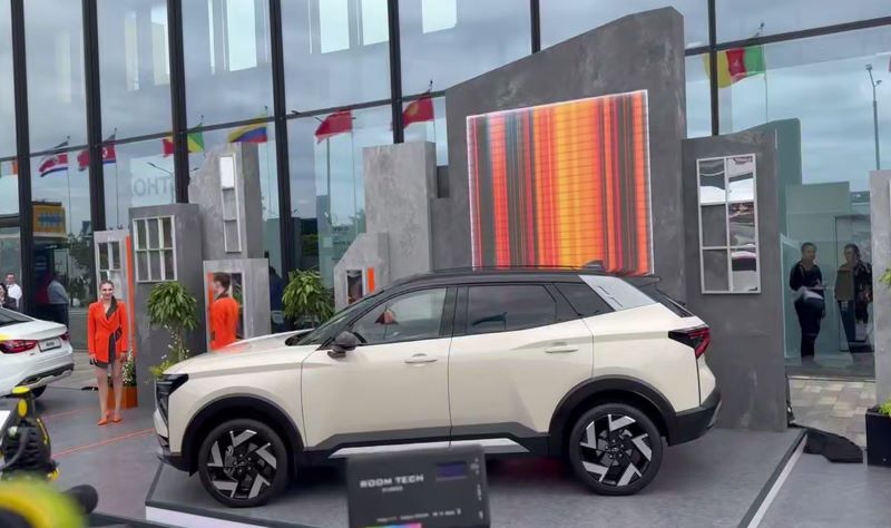 На ПМЭФ презентовали новый кроссовер LADA Азимут