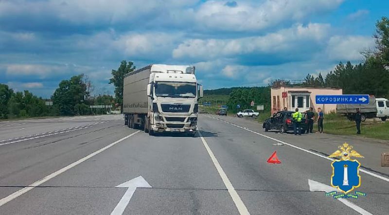 На трассе в Теренгульском районе водитель Датсуна с пассажирами-детьми не пропустил фуру