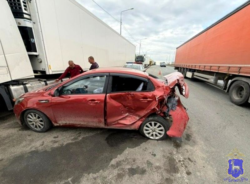 Летевший по трассе грузовик сгрёб стоявшие автомобили, ранил ребенка и сбил пешехода