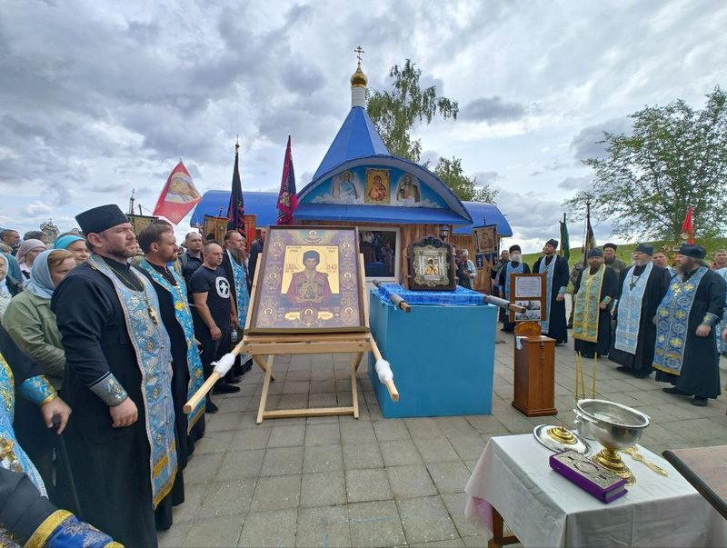 Сегодня вместе с образом Богородицы «Феодоровская» в крестном ходе побывала еще одна икона