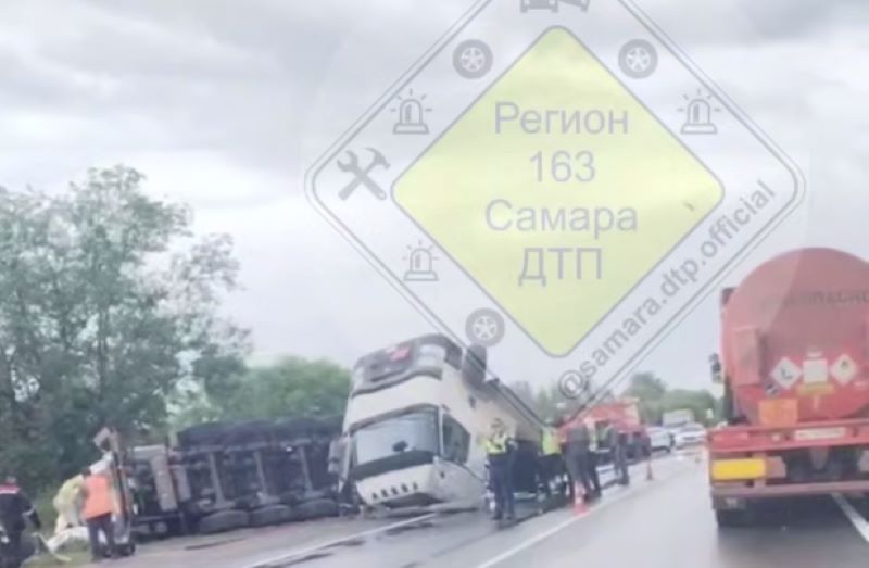 На трассе в Самарской области многотонный тягач лег на крышу