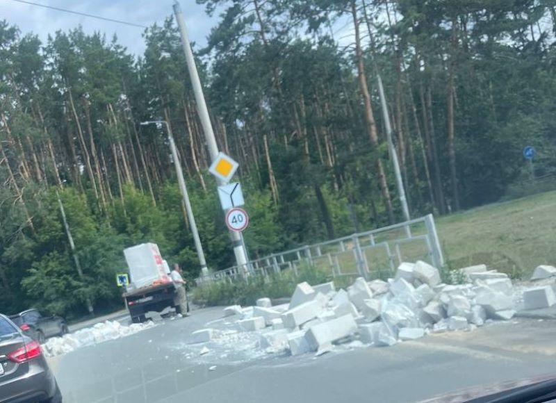 Повезло что не на кого-то: в Сызрани водитель растерял строительные блоки
